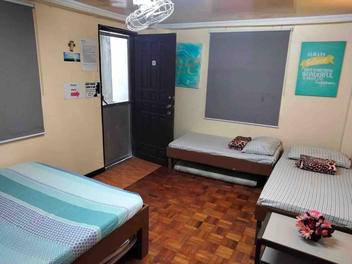 ოთახი 5 1 საწოლით და 2 ერთადგილიანი საწოლით