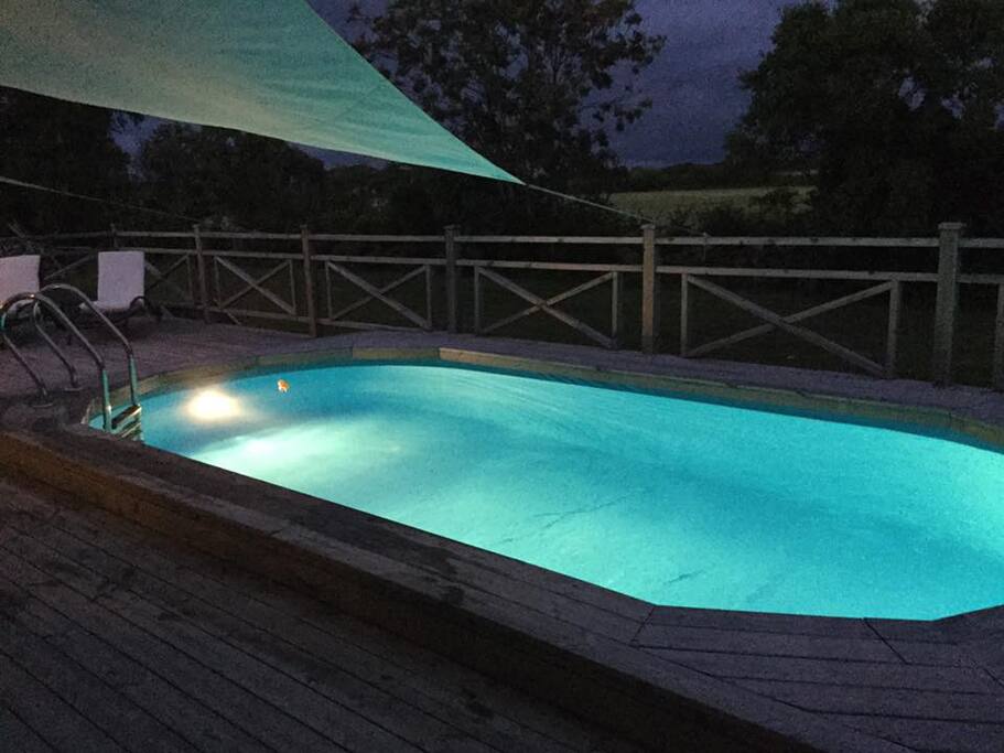 Pool på kvällen