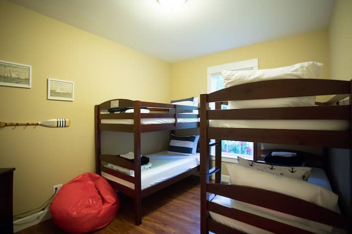 Მესამე საძინებელი ორი ტყუპი ზომის ორსართულიანი საწოლით