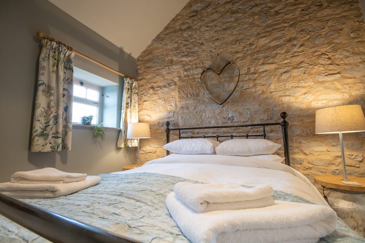 Luxuriöses Kingsize-Bett und Handtücher sind inbegriffen