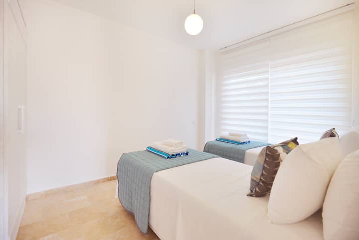 חדר שינה זוגי עם דלתות הזזה החוצה.