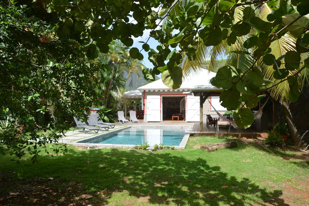 Nichée dans un jardin tropical