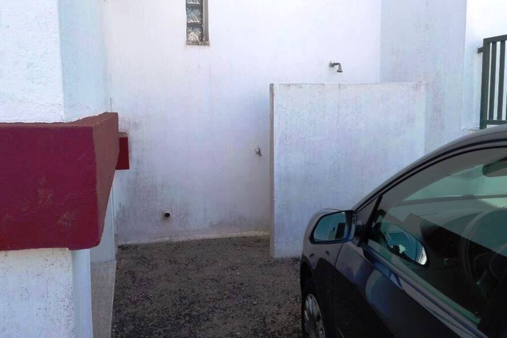 Parcheggio e doccia esterna