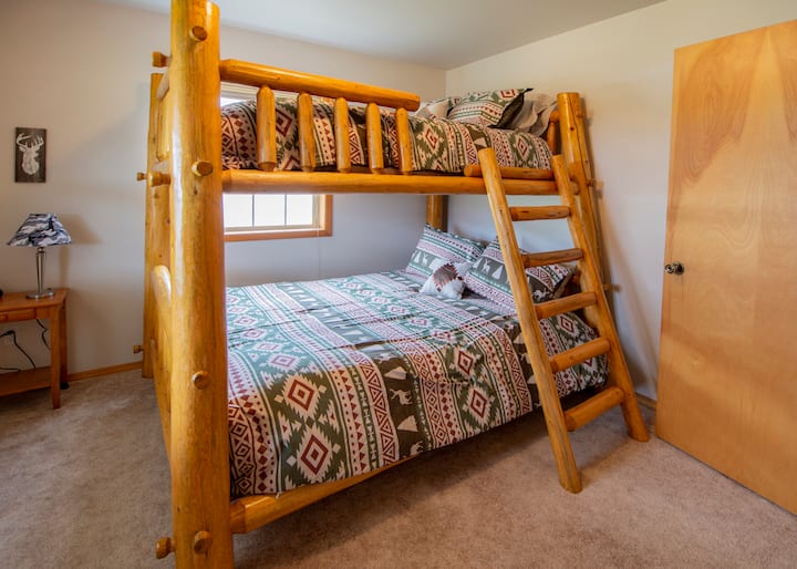 Chambre Queen Size pour les voyageurs en bas/ complet sur le dessus