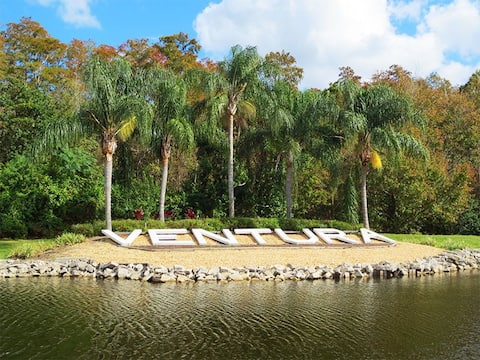 Peaceful, full-featured condo near airport & parks