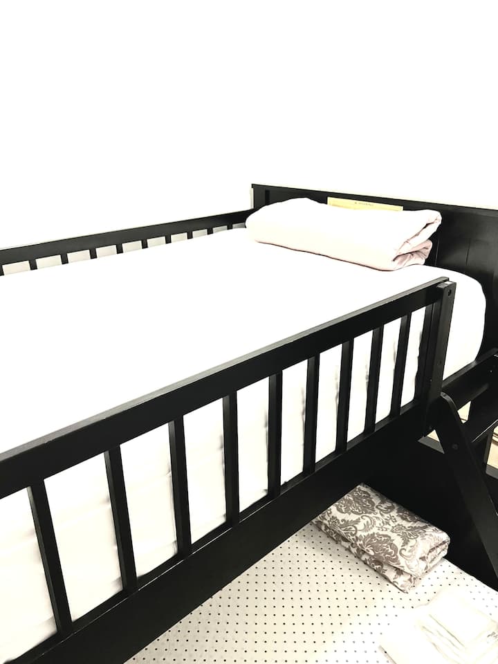 חדר מס '4: מיטת קומתיים עם שתי מיטות יחיד ומיטות בגודל מלא