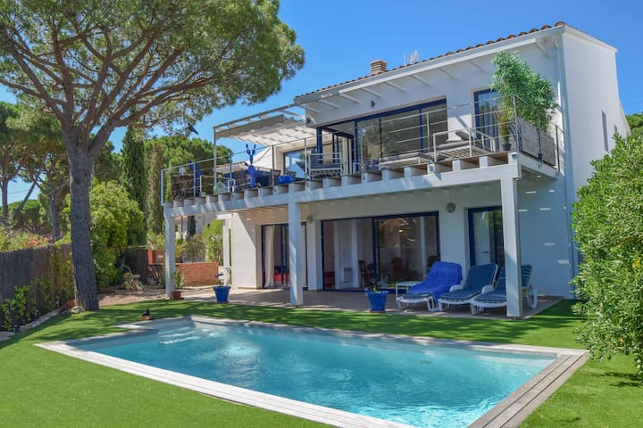 Villa with pool 1.5 km from the beach
