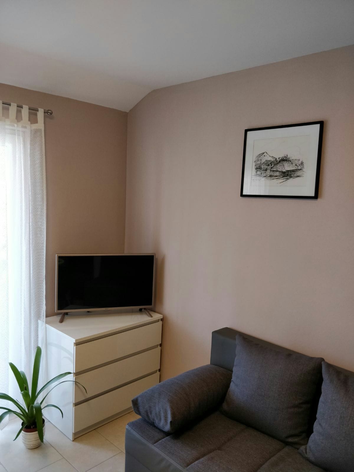 Покрај кујната, има и дневна соба со аголен празничен мебел и телевизор со многу домашни и странски телевизиски програми.