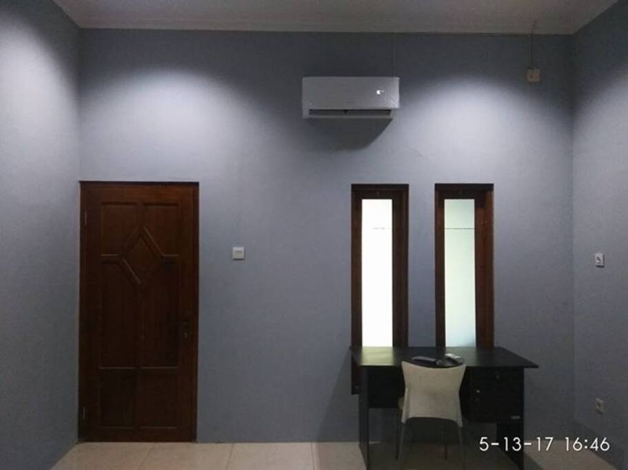Terdapat meja kerja