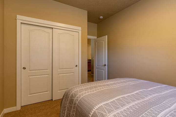 Spavaća soba 1 - bračni krevet (1,6x2)