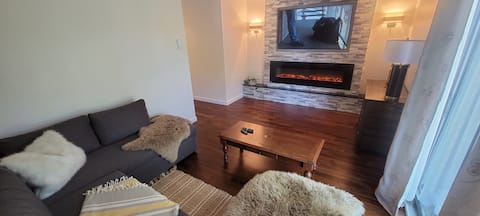 Popular Airbnb listing: Superb new condo with fireplace for vacations in Mercier–Hochelaga Maisonneuve