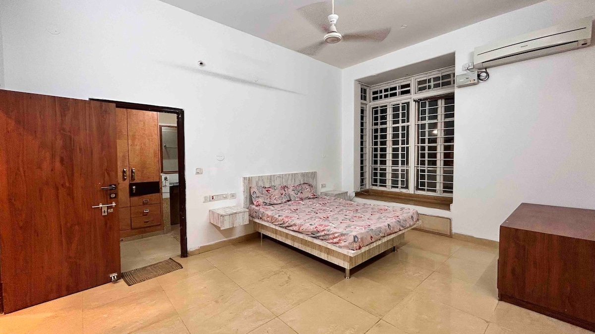 חדר השינה השני בקומת הקרקע עם חדר רחצה צמוד 