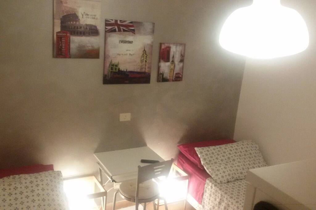 seconda stanza camera condivisa con armadio condiviso con stampelle , tv, scrivania personali, ogni posto letto a 2 lenzuolo, 1 piumino, coppia di asciugamani questa stanza costa 40€ a notte 2 persone questa e prenottata fino alla 2 settimana de luglio.. grazie