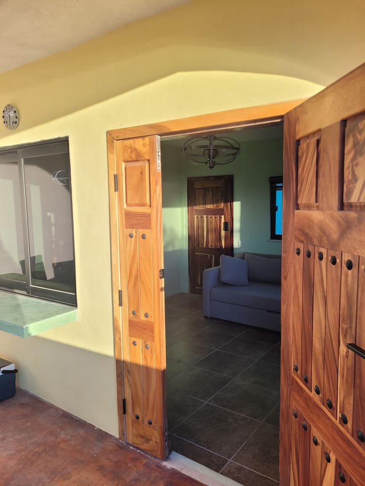 Mlango wa kuingia kwenye jiko la ndani na sehemu ya kuishi