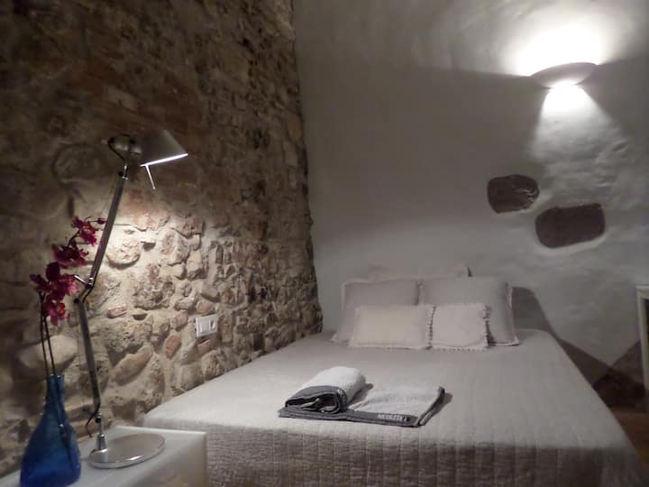 Charming double room with private bathroom in the center