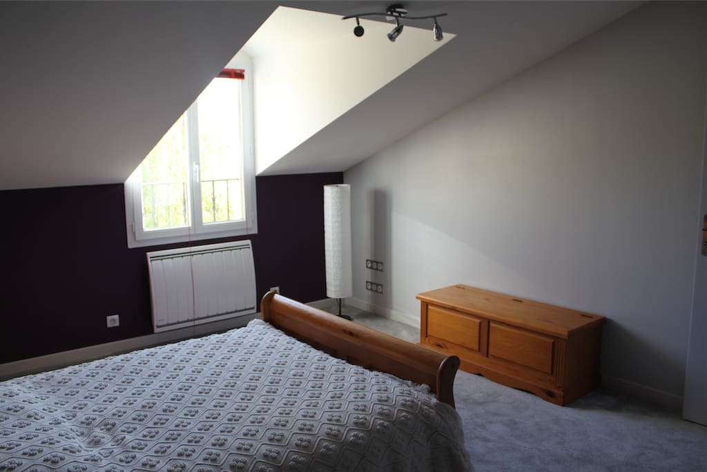 Grande chambre N°1 (15m2) avec lit double 140 cm et vue sur jardin