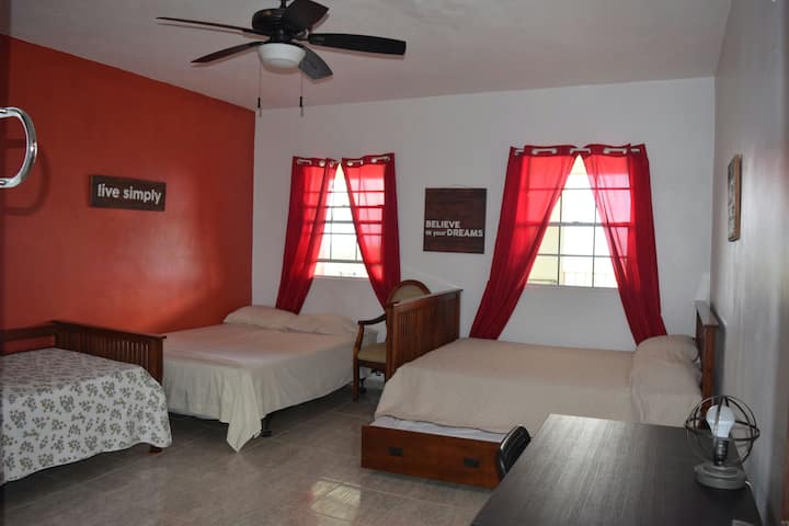 3号房有1张1.8米宽双人床、1张双人床、1张双人床、1张书桌和椅子。 