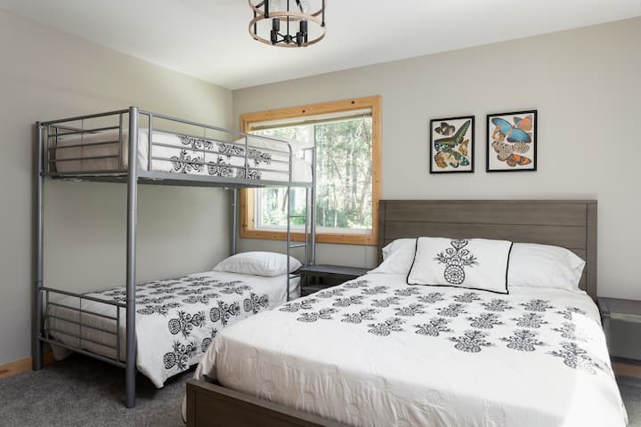 3號臥室（主樓層）配有標準雙人牀和雙層牀。適合有小孩或小孩的父母。 