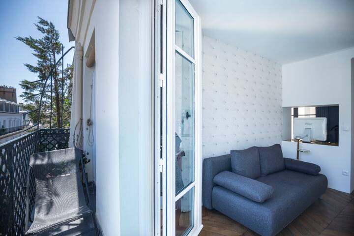 ห้องนอนที่สองมองเห็นระเบียง