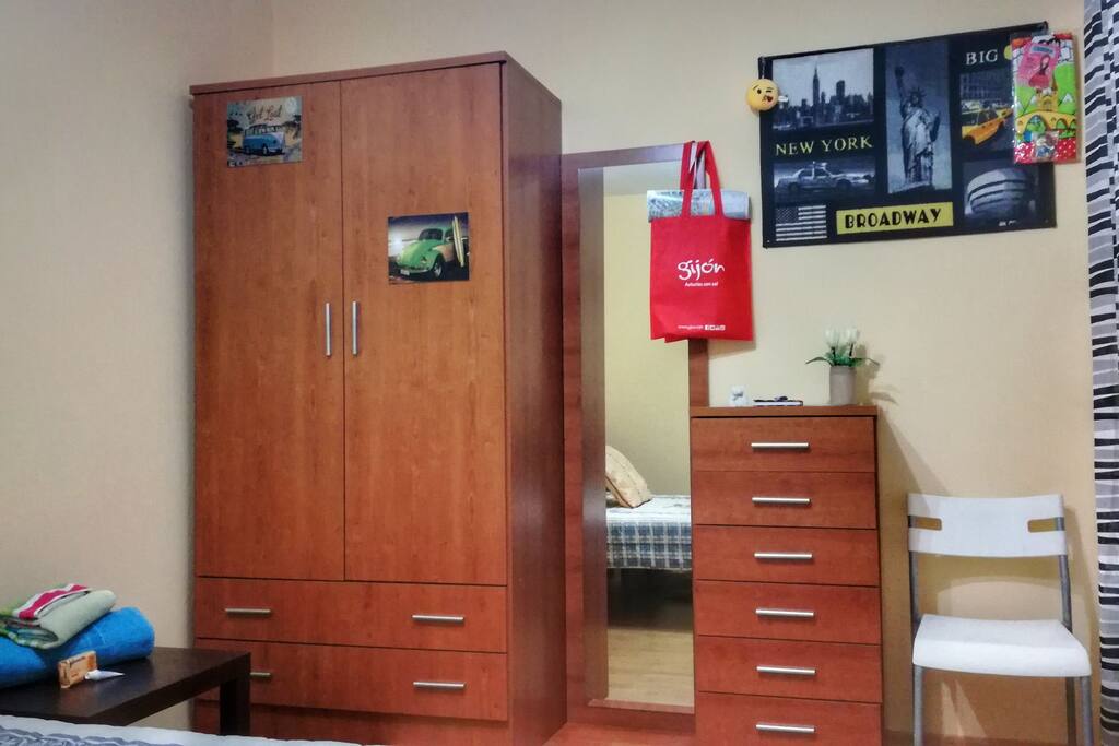Armario completo habitación huésped.