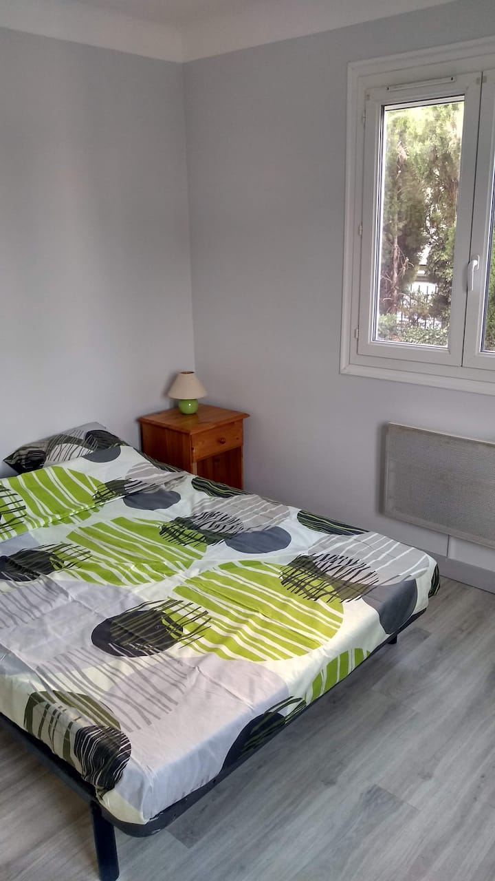 ห้องพักหันหน้าไปทางทิศใต้และทิศตะวันออกพร้อมเตียงขนาด 140 * 190 ซม. ตู้เสื้อผ้า