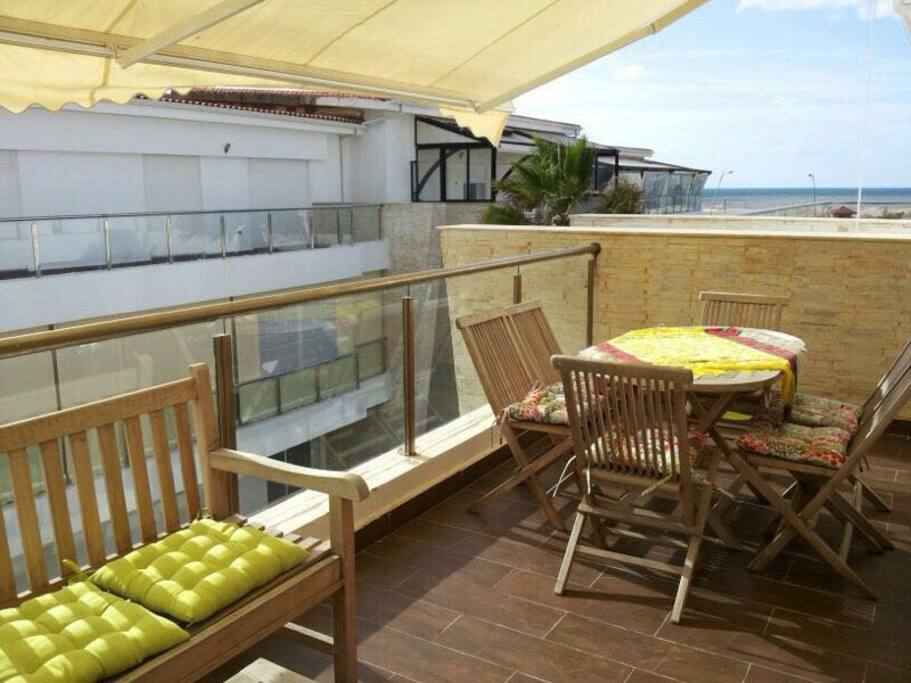 terrasse vu sur mer et vu sur jardin