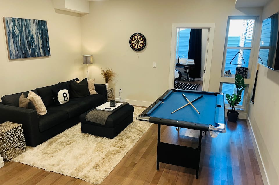 Billiard House- 2 Bed Apt w/Private Rooftop Deck