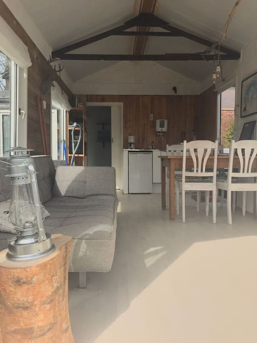Ruime lichte woonkamer met open keuken van alle gemakken voorzien
