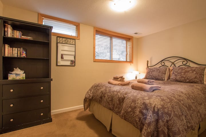 Легло тип Куин във втора спалня с голям килер и място за съхранение