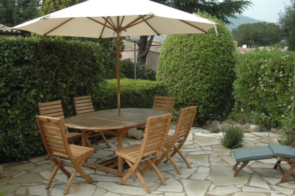 La terrasse (le parasol à changé)