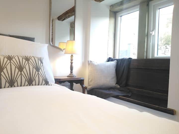 Dovolenková chata Weaver, Ripponden (6 lôžok), dvojposteľová spálňa s okenným sedadlom inšpirovaným Bronte.