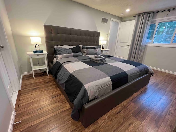 Dhomë gjumi e rehatshme dhe e bollshme me krevat dopio "King", dollap me rrota dhe suitë