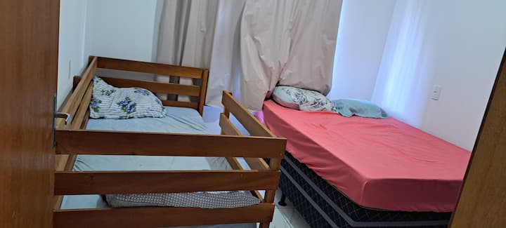 Dhoma e përparme që përmban një krevat tek 78x188 që gjithashtu ka një dhomë gjumi 138x 188 të pajisur me ajër të kondicionuar dhe gardërobë gjithashtu të ajrosur mirë.
