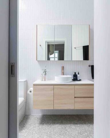 Whole Home, Luxury Interiors, King Bed & Backyard gallery image 4