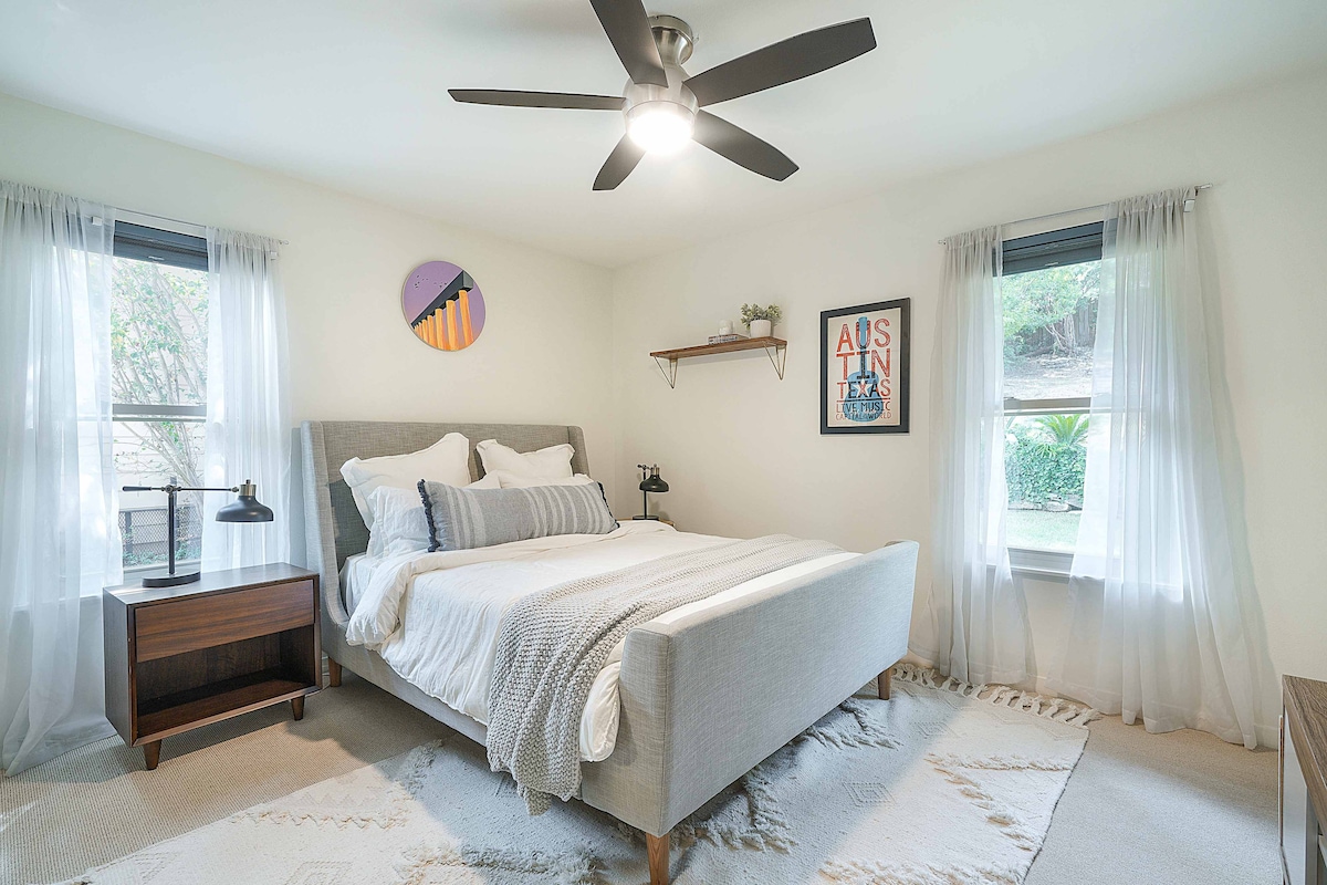 Sunny SoCo House: Explore Austin with Ease!