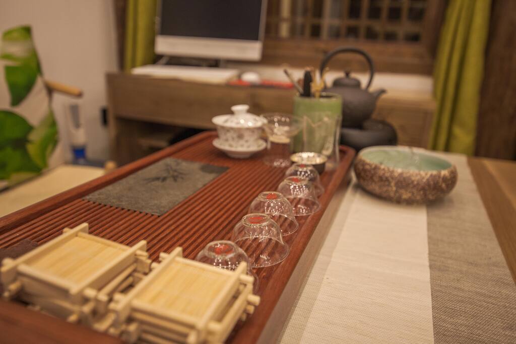 隐竺雨舍客厅和茶室,提供免费普洱茶。公区。
The living room and the teahouse of the hidden rain house provide free Pu'er tea.
축우사 거실과 다실, 무료 보이차를 제공합니다.공구.