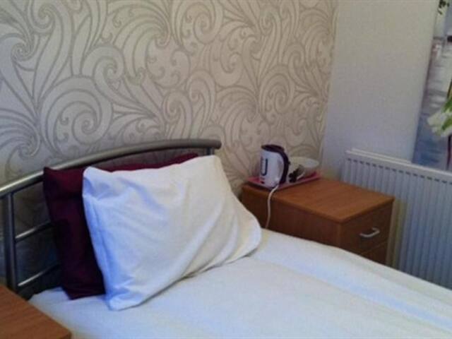 Single room-Ensuite with Shower