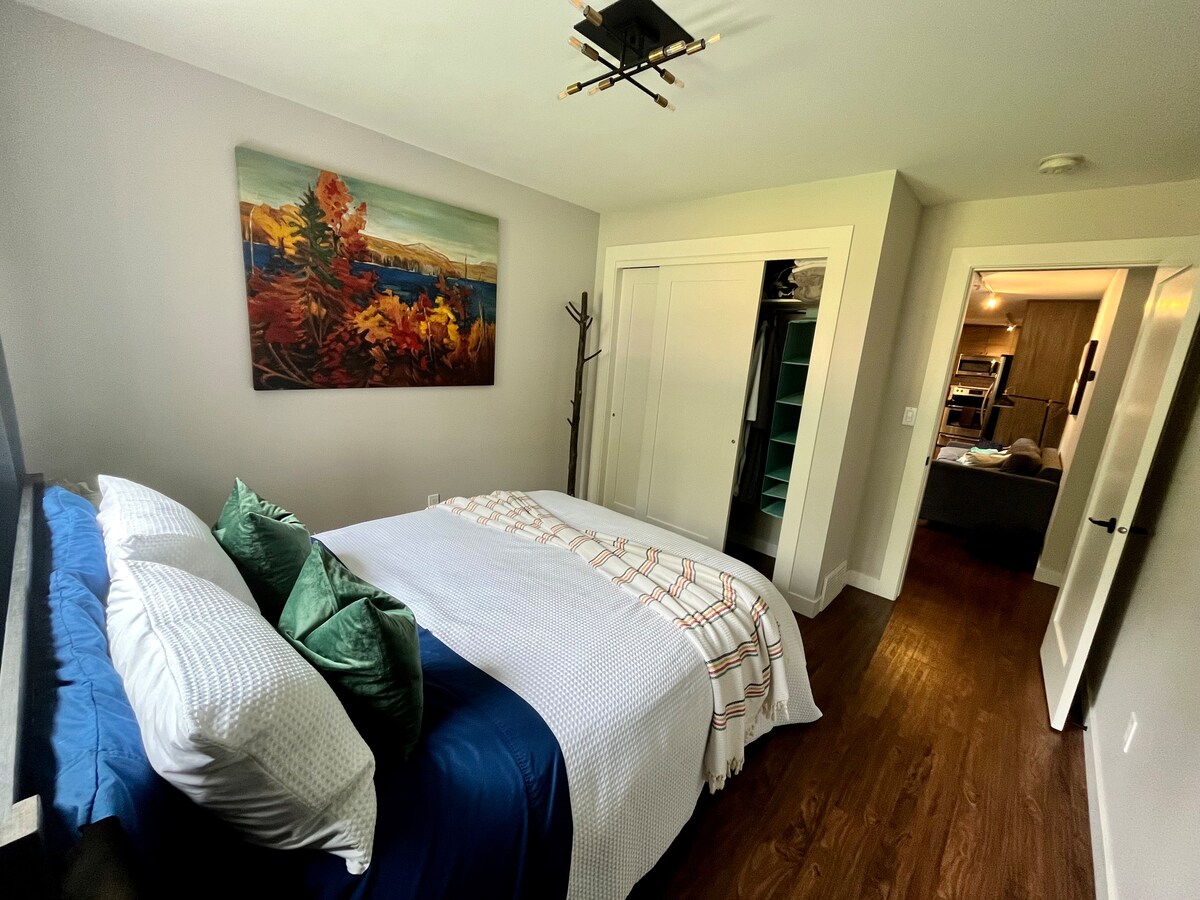 Голям килер за съхранение, с допълнителни одеяла, пералня, багажник и 2 халати за баня.  