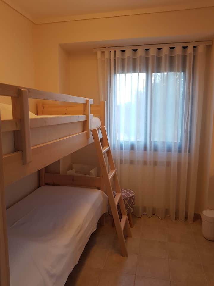 חדר עם מיטת קומתיים בקומה הראשונה