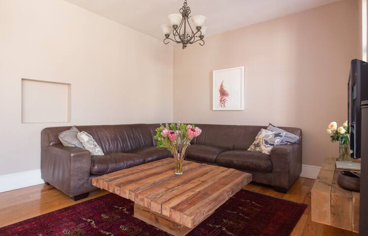 Beautiful home in the city – off the grid gallery image 4