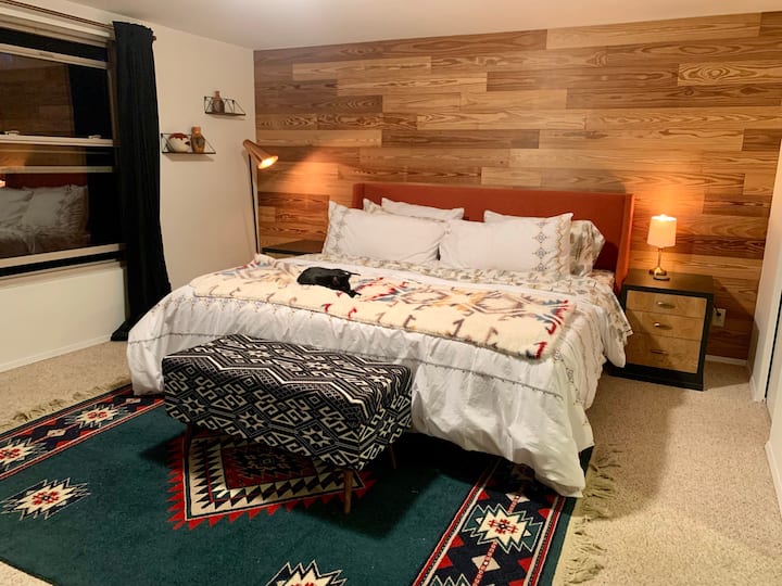 Camera da letto principale con vista sul fiume e letto king-size