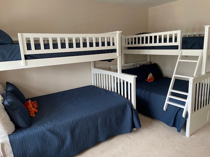 Трета спалня, на снимката са показани двойни двуетажни легла (2 пълни размера, 2 единични легла)