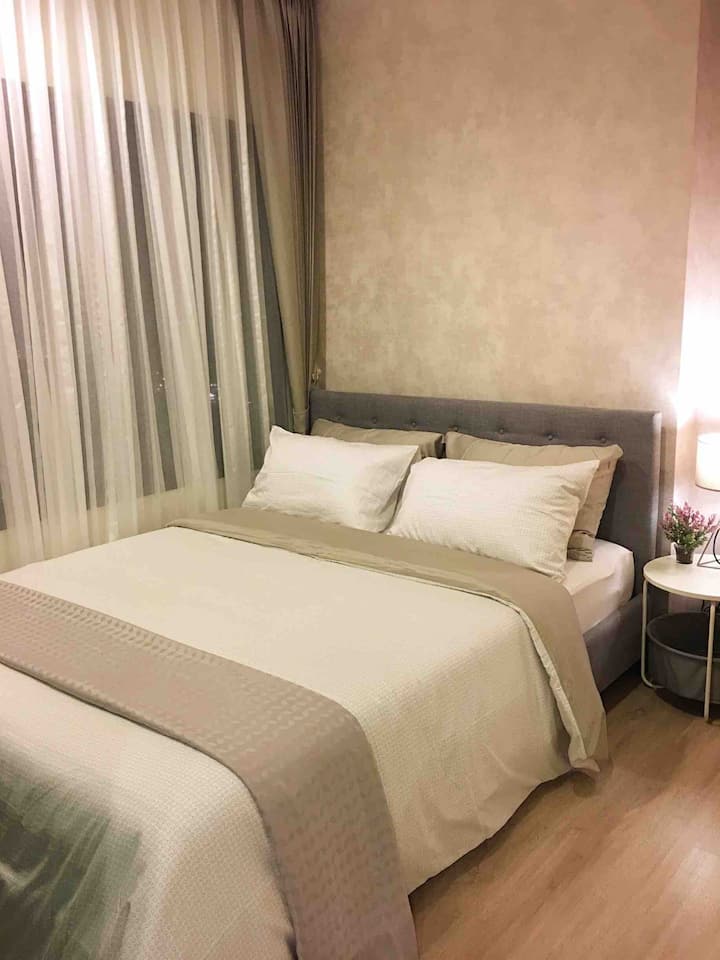 Cozy Bed room with high quality bed & bed sheet.
客房配有高品质的床和床单。