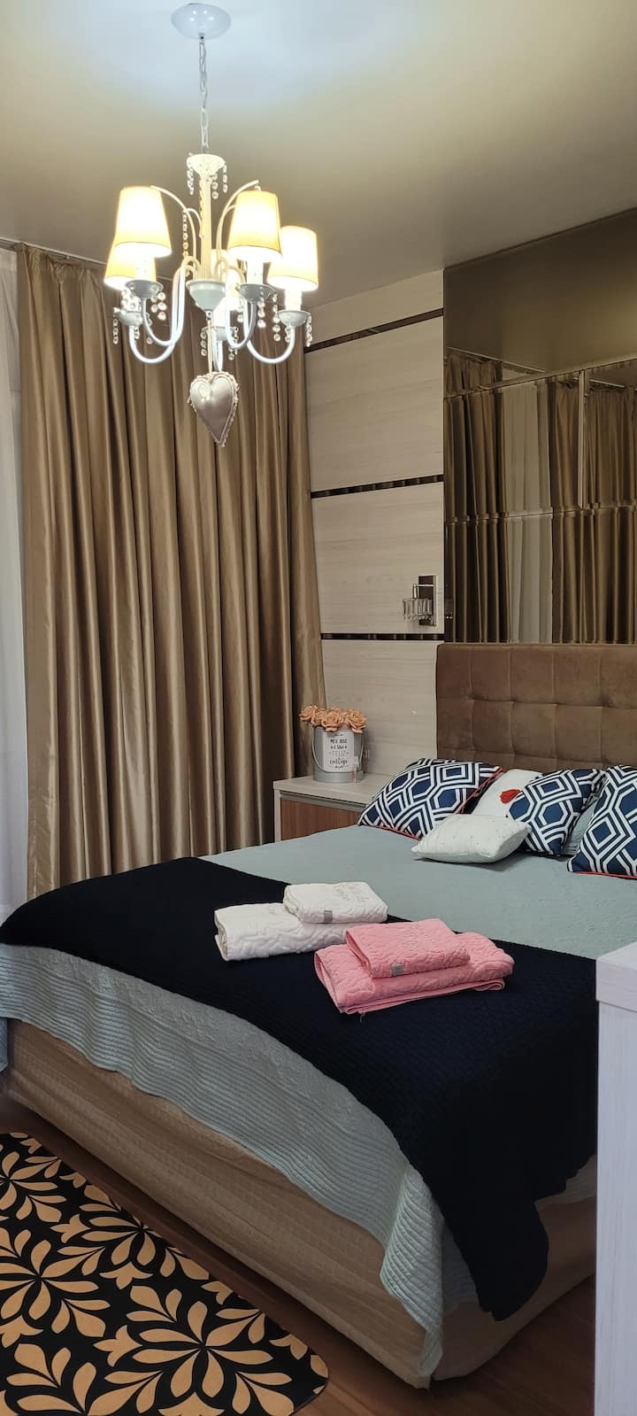 Chumba cha kulala kilicho na kitanda na bafu la ukubwa wa malkia (chumba cha kulala)