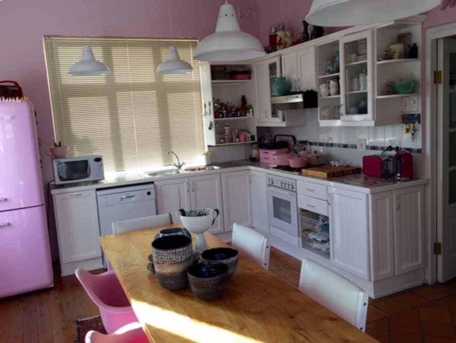 Fully equipped kitchen with 6 seater dining room table