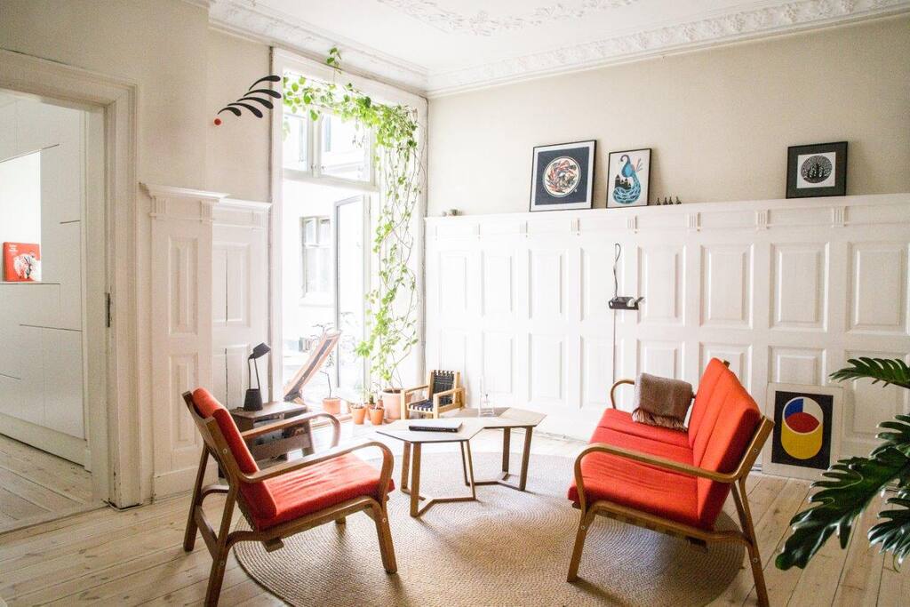 Living/dining room with access to private terrasse