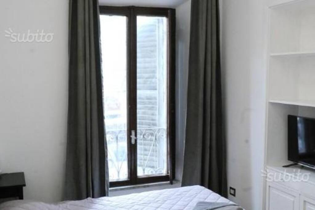 La camera molto luminosa è dotata di ogni comfort: letto matrimoniale, armadio, bagno privato, TV satellitare, aria condizionata, ascensore, cucina abitabile di recente istallazione, lavatrice.
