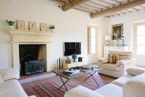 Proprietà Airbnb di successo: Villa Mareli surrounded by vineyards with pool-spa a Camaiore