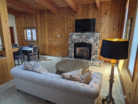 Dueling Digs Ranch House - Two 1-Bedroom Units