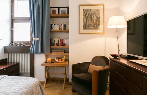Successful Airbnb property: 5* 2BD Suit - Old Town View in Cité